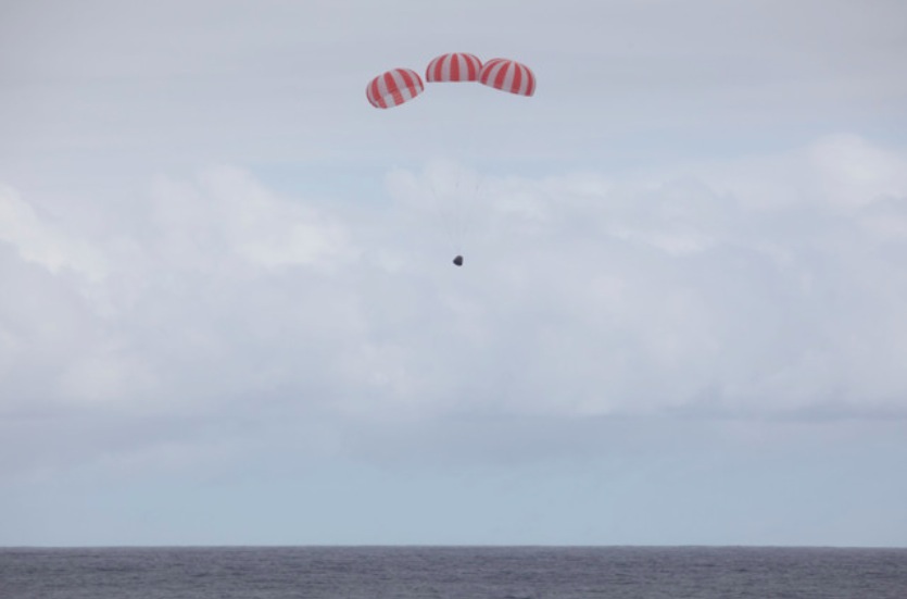 SpaceX&#039;s Dragon cargo capsule splashes down in the Pacific Ocean on Oct. 25, 2014.