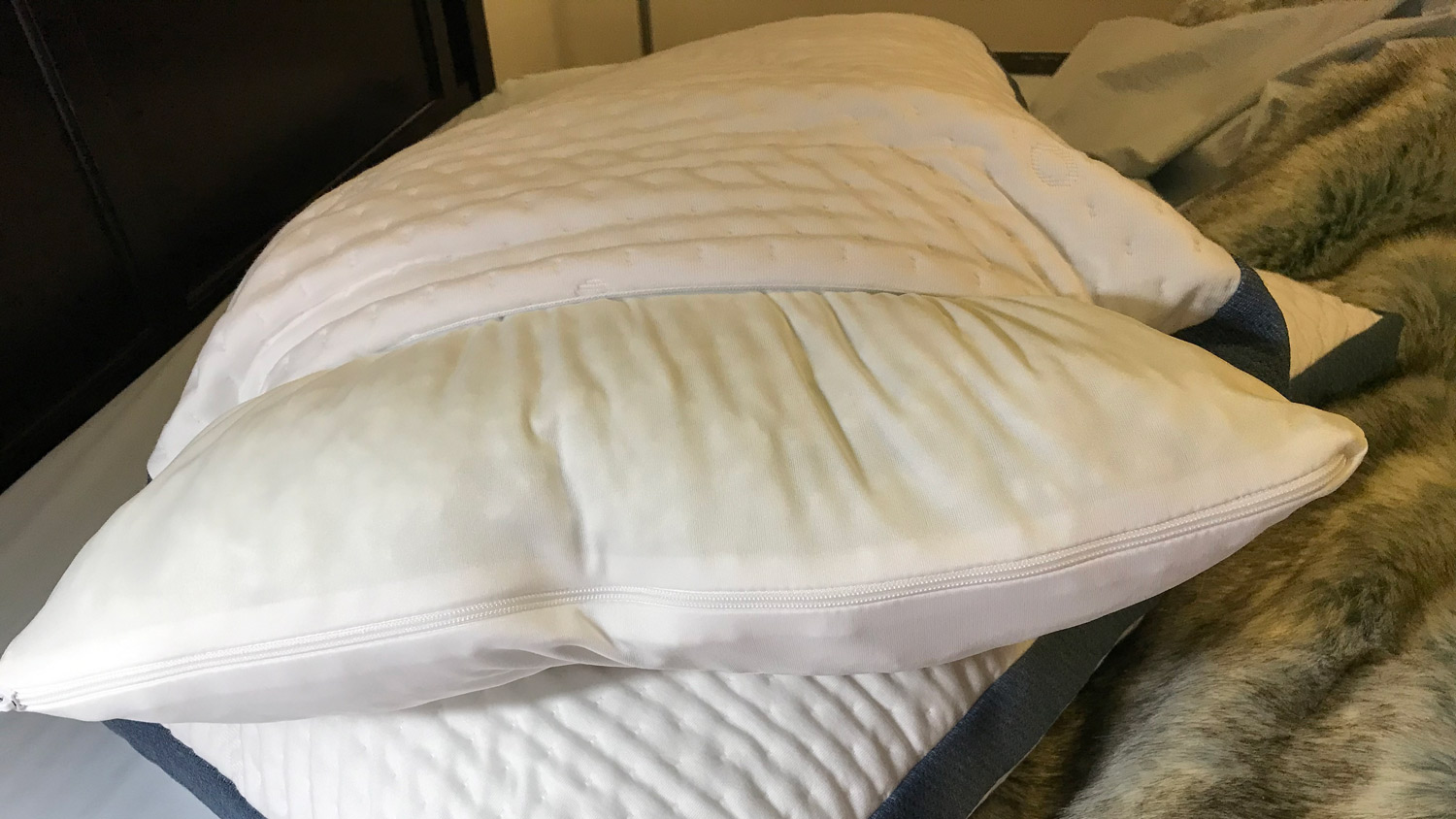 Um Authenticity50 Custom Comfort Pillow aberto