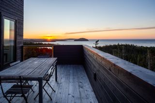 The upper deck at the Halfway Hill House by Woodford Architecture