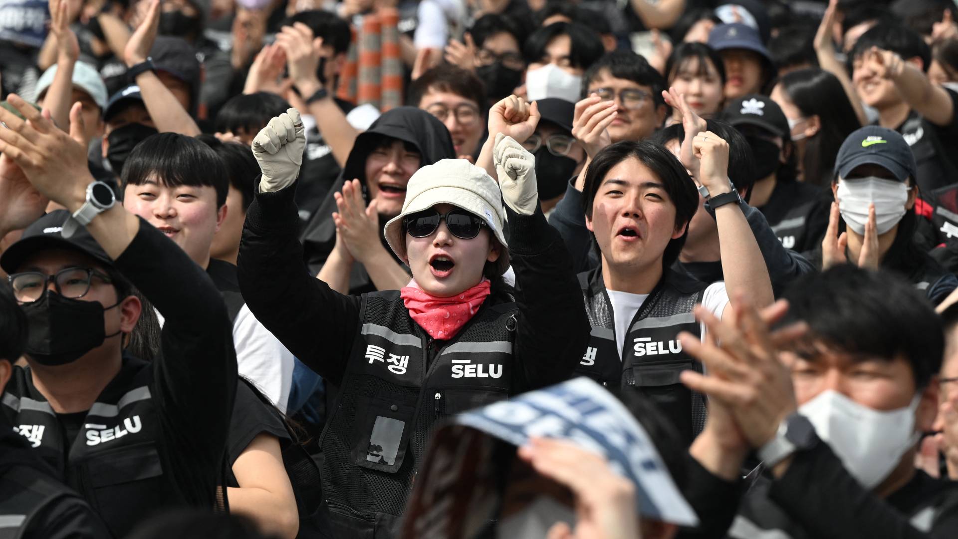 The Samsung Electronics labour union stage a mass rally demanding the removal of a cap on performance bonuses, outside the company's foundry and semiconductor factory in Pyeongtaek on April 23, 2026.