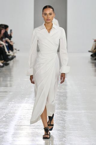 All-White-Looks auf der Mailänder Fashion Week Frühjahr/Sommer 2025