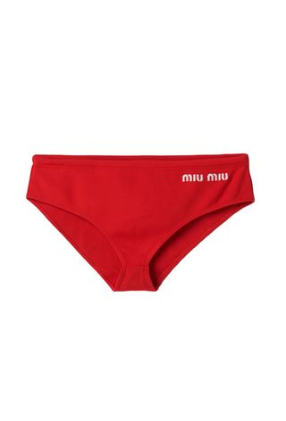 bawahan baju renang berwarna merah dengan logo Miu Miu