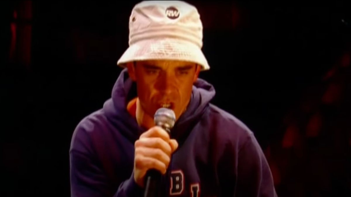 We've just watched a video of Robbie Williams covering Limp Bizkit's Rollin', and now you have to watch it too