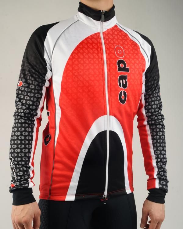 Moderately cold temperatures should suit the Capo Atlas Thermal Jacket well with its wind-resistant front and insulative Super Roubaix body and sleeves.