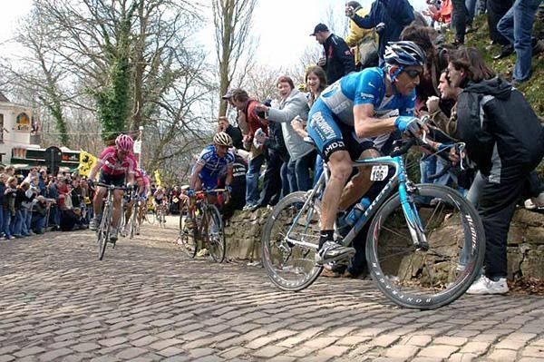 Hincapie leads Bettini and Klier on the Muur