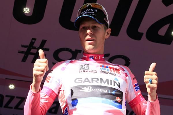 Who has two thumbs and leads the Giro d'Italia? This guy.