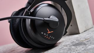 Close-up on Beyerdynamic MMX 300 Pro driver and mic