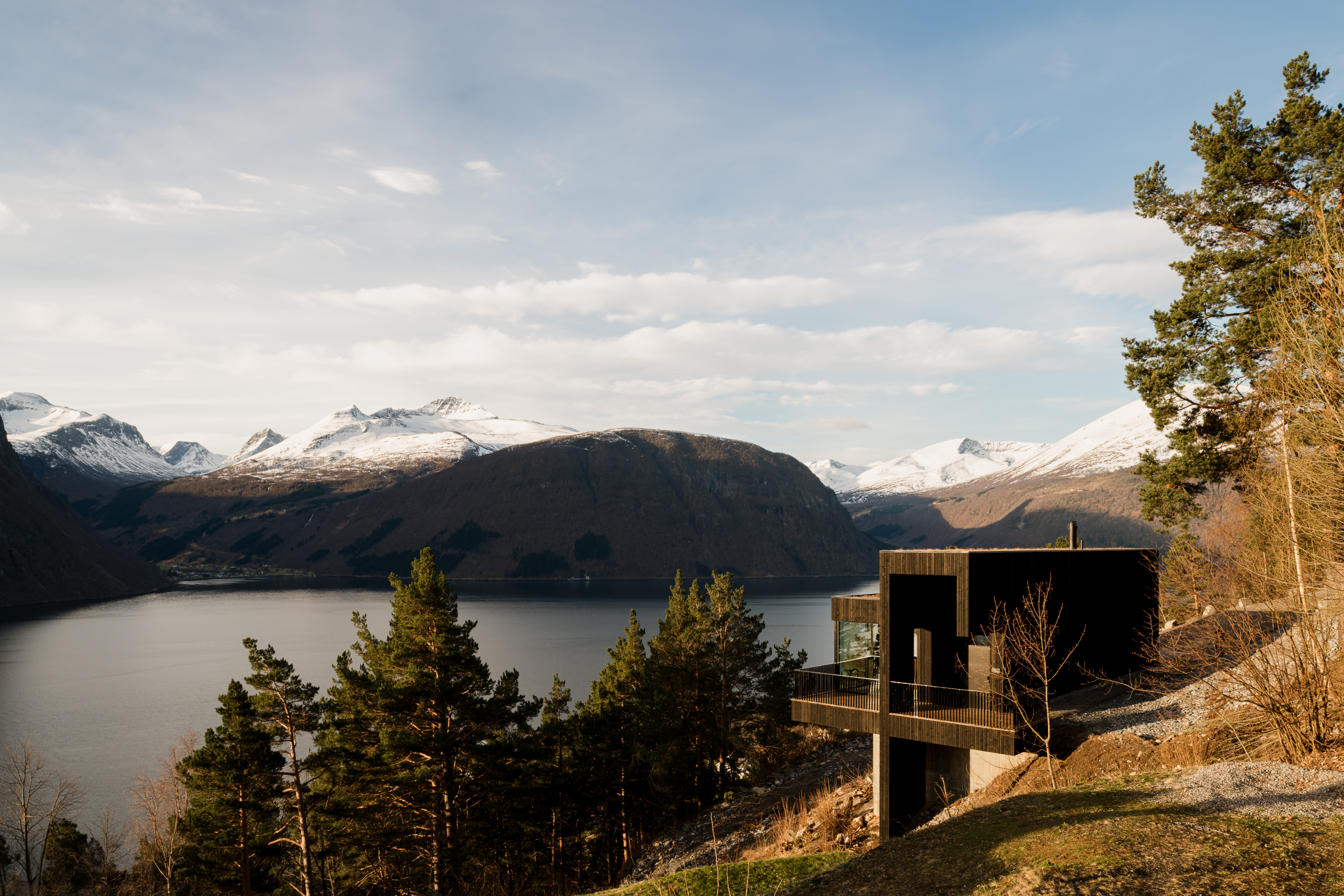 The house in the context of the sloping site