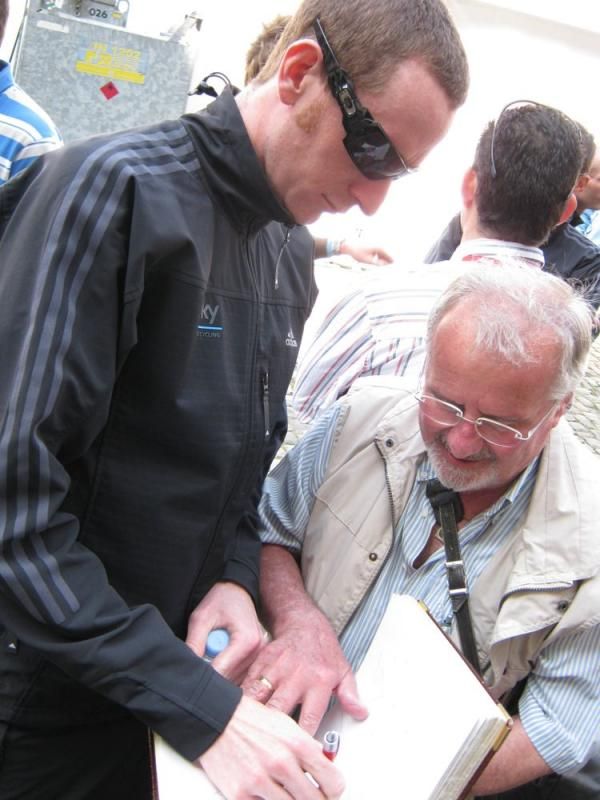 Bradley Wiggins (Team Sky) signs an autograph