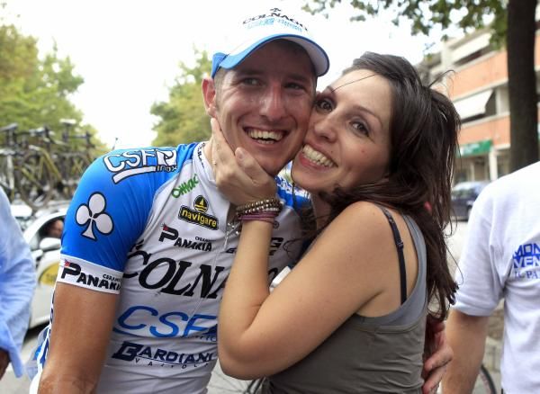 Sacha Modolo (Colnago-CSF) is congratulated by his wife after victory at the Giro di Padania.