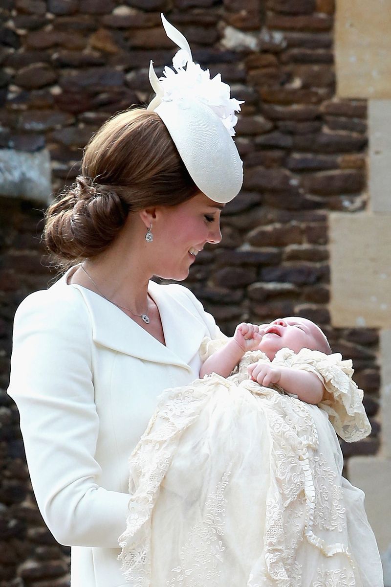 Hairstyle, Sleeve, Hair accessory, Headpiece, Style, Bridal accessory, Headgear, Fashion accessory, Fashion, Costume accessory,
