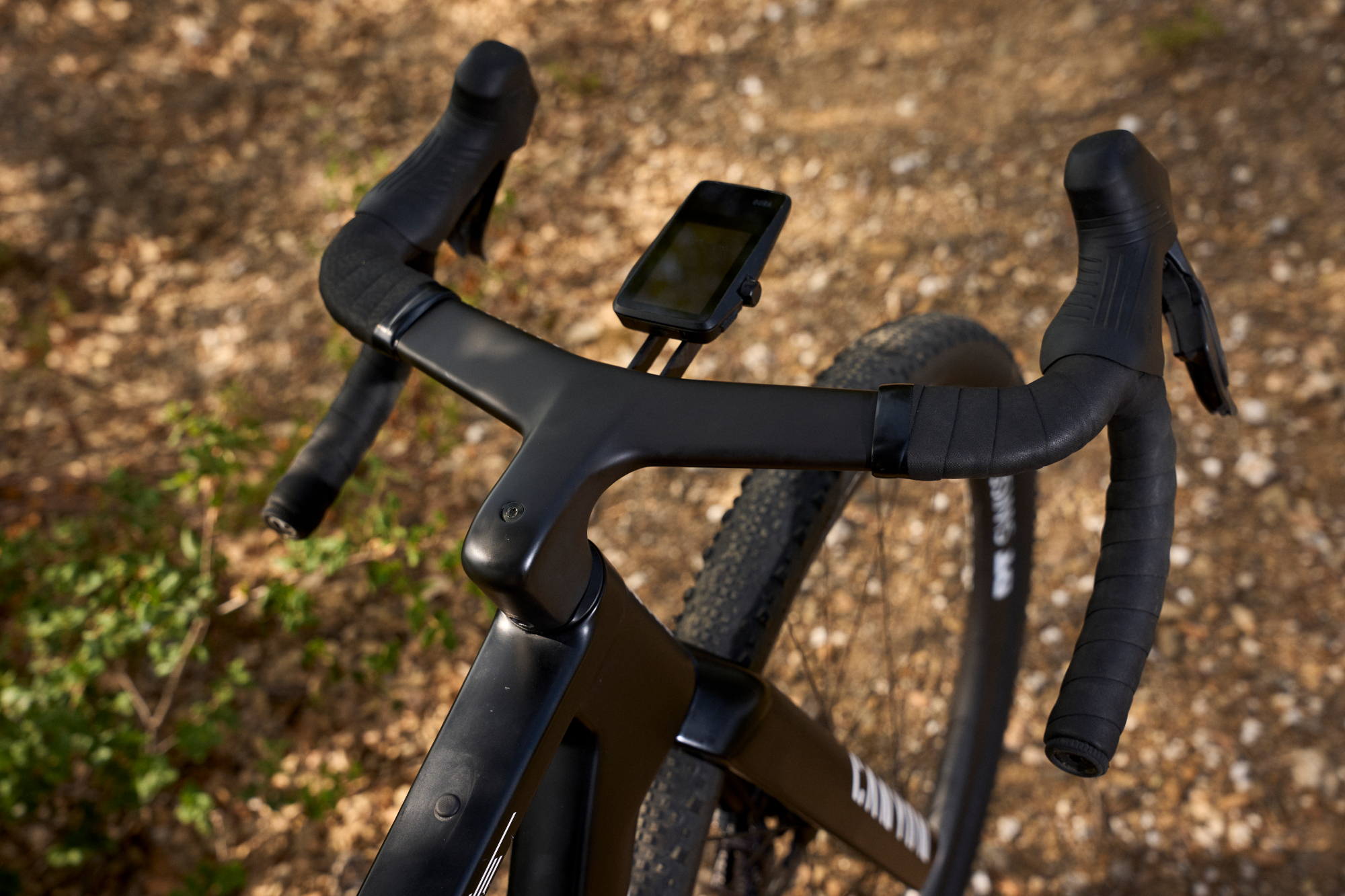 Canyon Grail v3 gravel bike and a detail of the cockpit