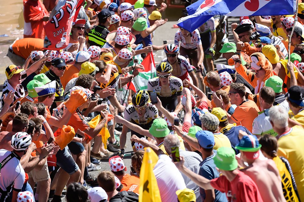 Robert Gesink climbs through the crowd on Alpe d'Huez