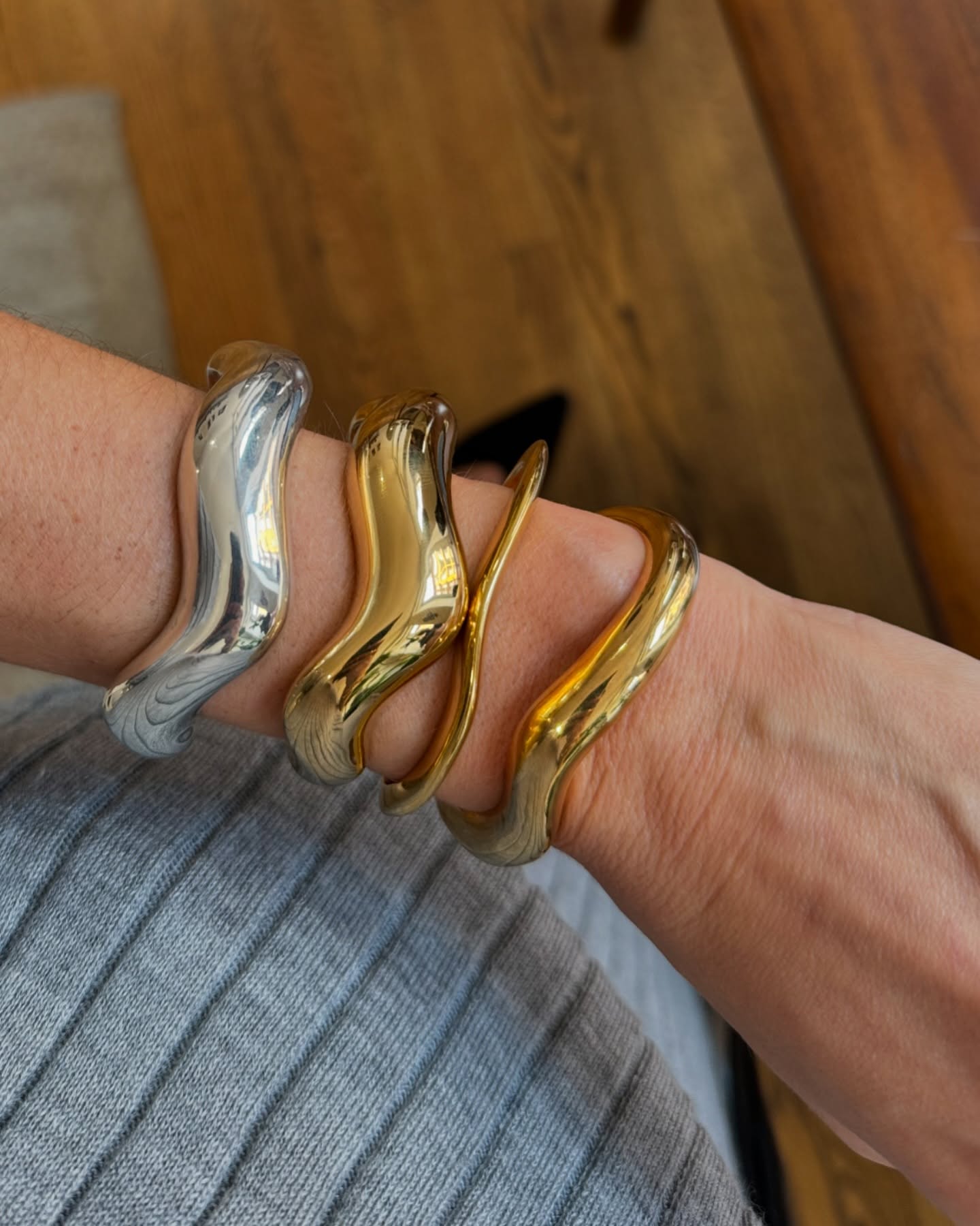 Person wearing a summer 2026 jewelry trend.