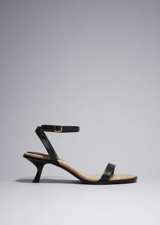 Ledersandalen mit Kitten-Absatz