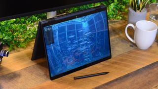 Beste 2-i-1-laptop: En HP Elite Dragonfly Chromebook står på en bordplate sammen mode en kaffekopp og noen grønne planter.