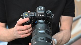 L'appareil photo hybride Nikon Z9 dans les mains