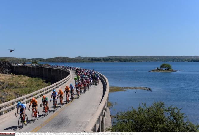 The peloton takes in Lake Lac Meer