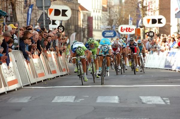 Peter Sagan (Liquigas-Cannondale) wins a photo-finish against Jacopo Guarnieri (Astana) to prevail in stage 1 at De Panne.