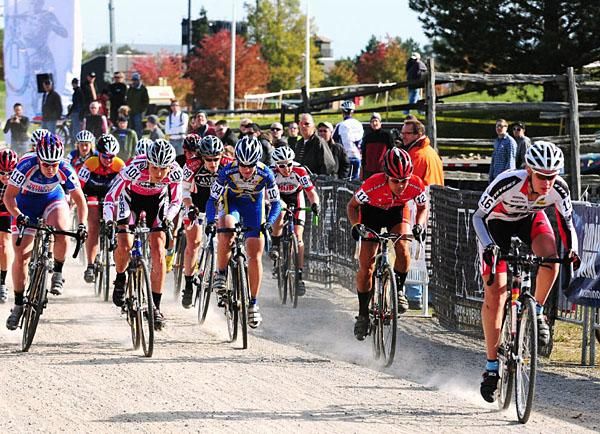 The elite women's start is won by Gesa Bruechmann (Stevens).