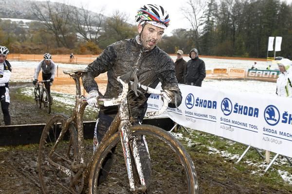 Niels Albert covered head to toe in mud in Plzen