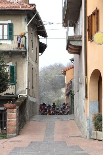 The peloton enters the narrow, cobbled section