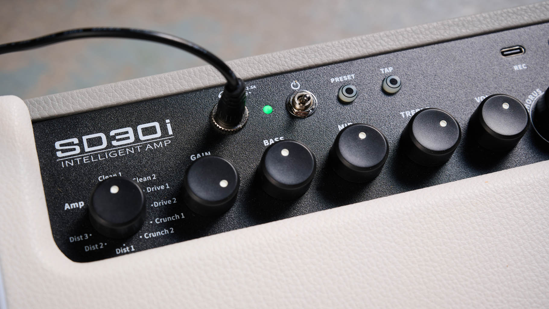 Mooer SD30i Intelligent Amp: The compact desktop amp is finished in grey-cream and has a black control panel
