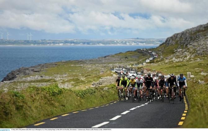 The peloton make their way to Doonagore, Co. Clare