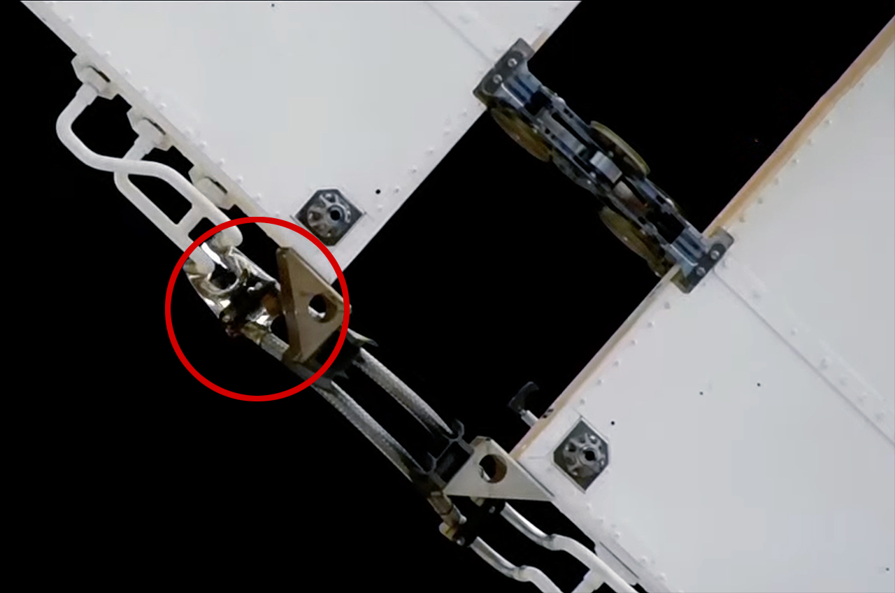 Los cosmonautas en caminata espacial encuentran una ‘gota’ de refrigerante tóxico mientras inspeccionan un radiador con fugas