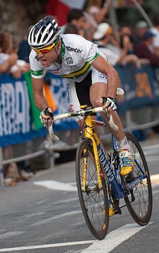 Vai, vai, vai, Cadel! Evans gives it the lot in the final kilometres.