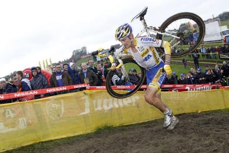 Bart Wellens (Telenet-Fidea) shoulders his bike.