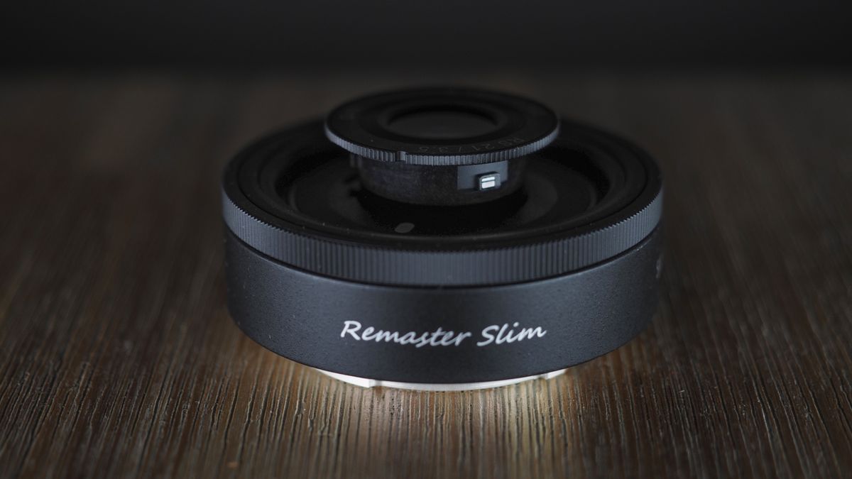 Samyang Remaster Slim module with lens on a wooden surface