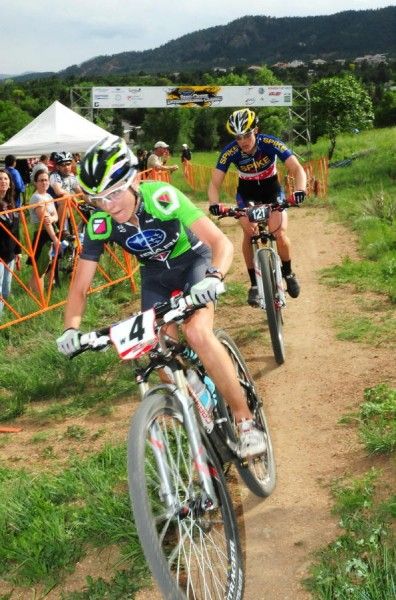 Heather Irmiger (Gary Fisher/Subaru) leads Katie Compton with one lap to go.