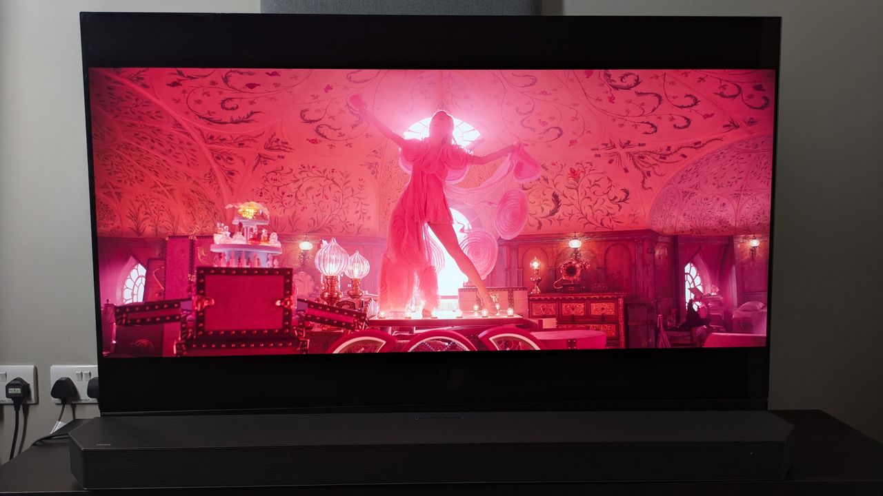 Wicked 4K Blu-ray shot of Glinda in pink room