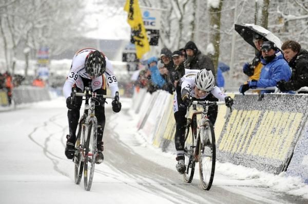 Hanka Kupfernagel (Ger) and Sanne Cant (Bel) lunge for the line in Kalmhout