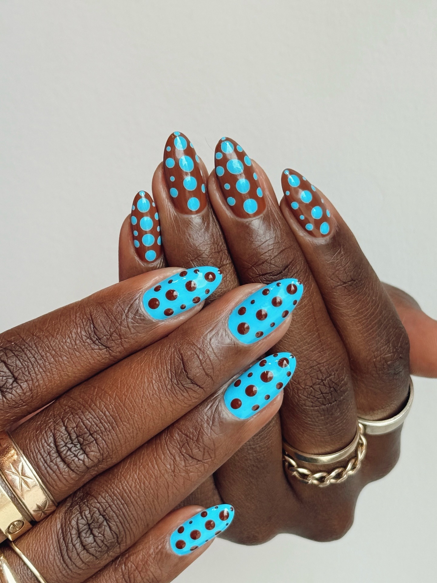 Contrast polka dot nails.
