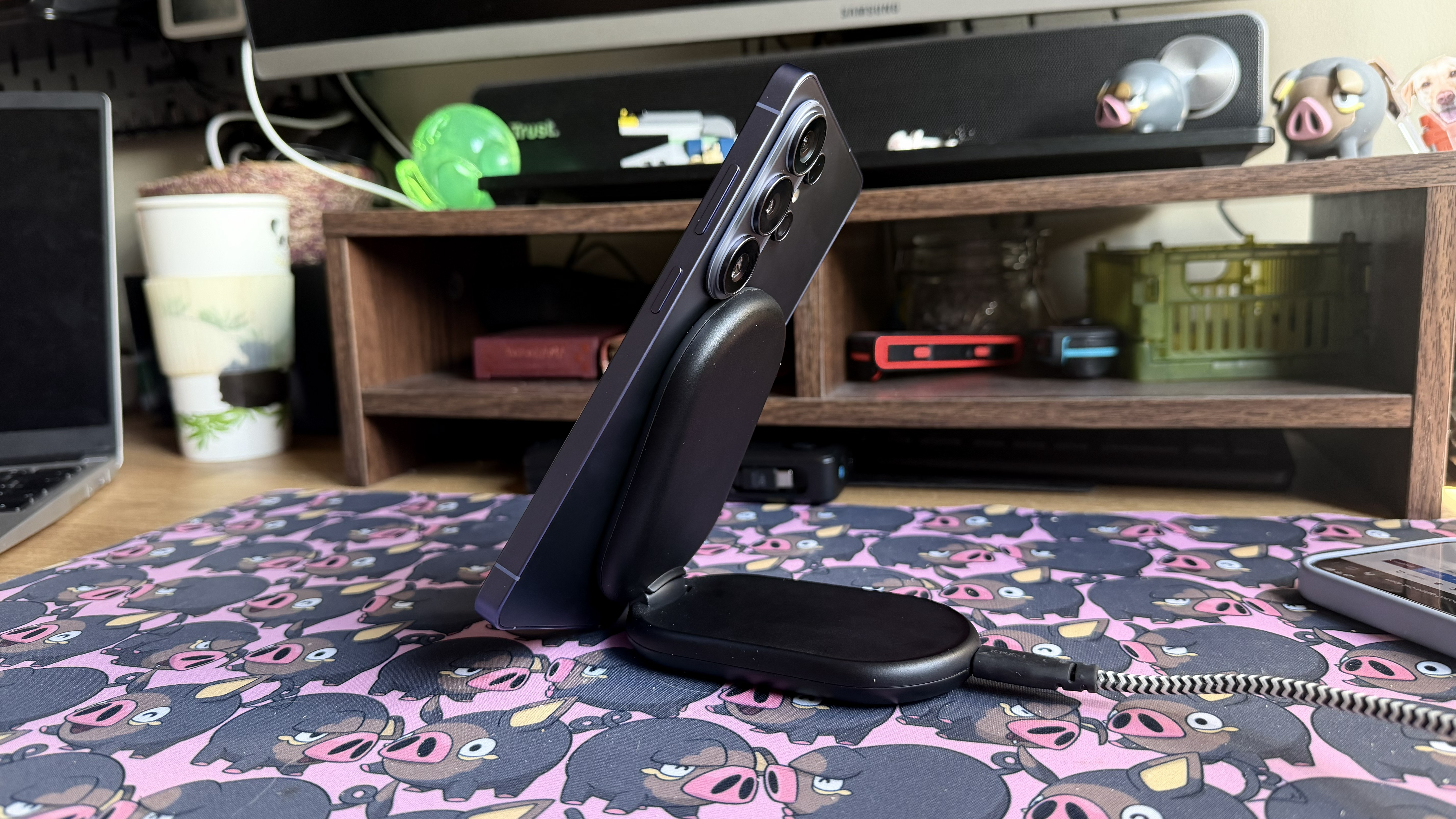 پایه شارژ بیسیم مغناطیسی تاشو Belkin BoostCharge متصل به تلفنها