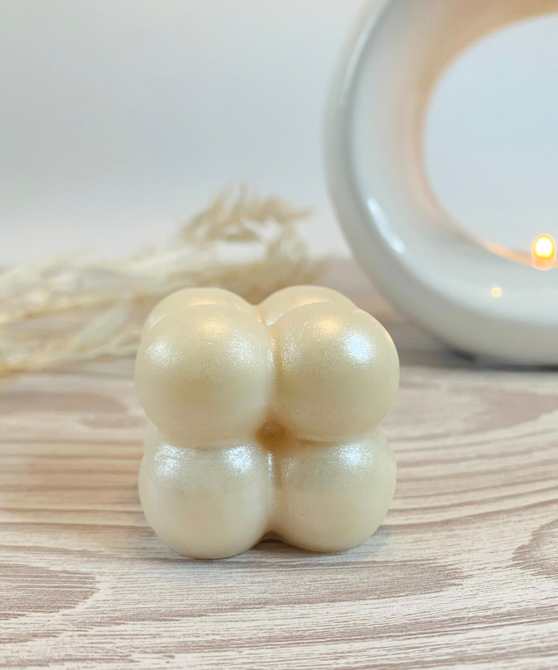 Kubus lilin berbentuk gelembung mutiara meleleh di depan pelebur lilin tealight
