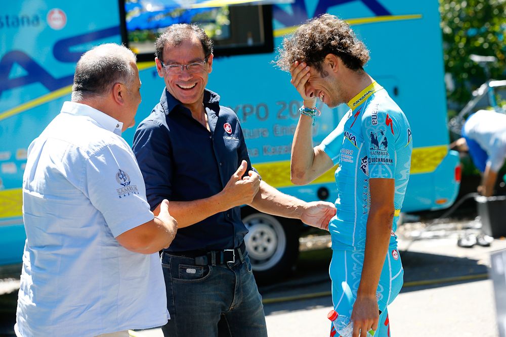 Paolo Slongo, Davide Cassani and Fabio Aru chat during the Tour's second rest day