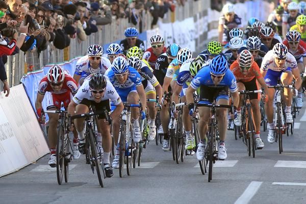Farrar opened the sprint but faded in the final 50m