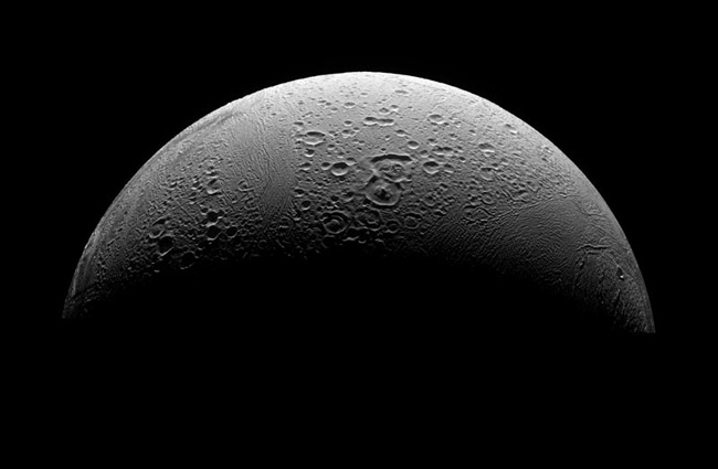 Spacecraft Flies Through Saturn Moon&#039;s Plumes