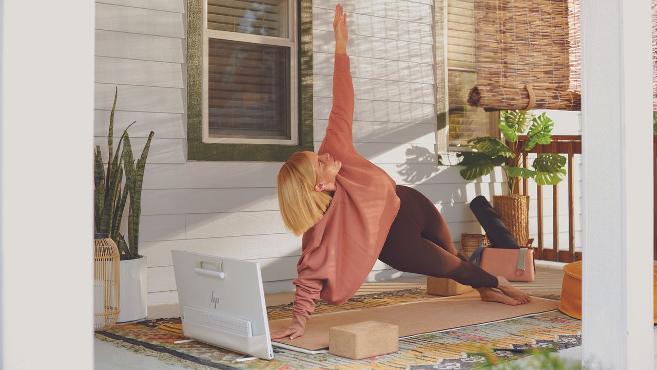 HP Envy Move all-in-one PC 23.8-inch lifestyle image