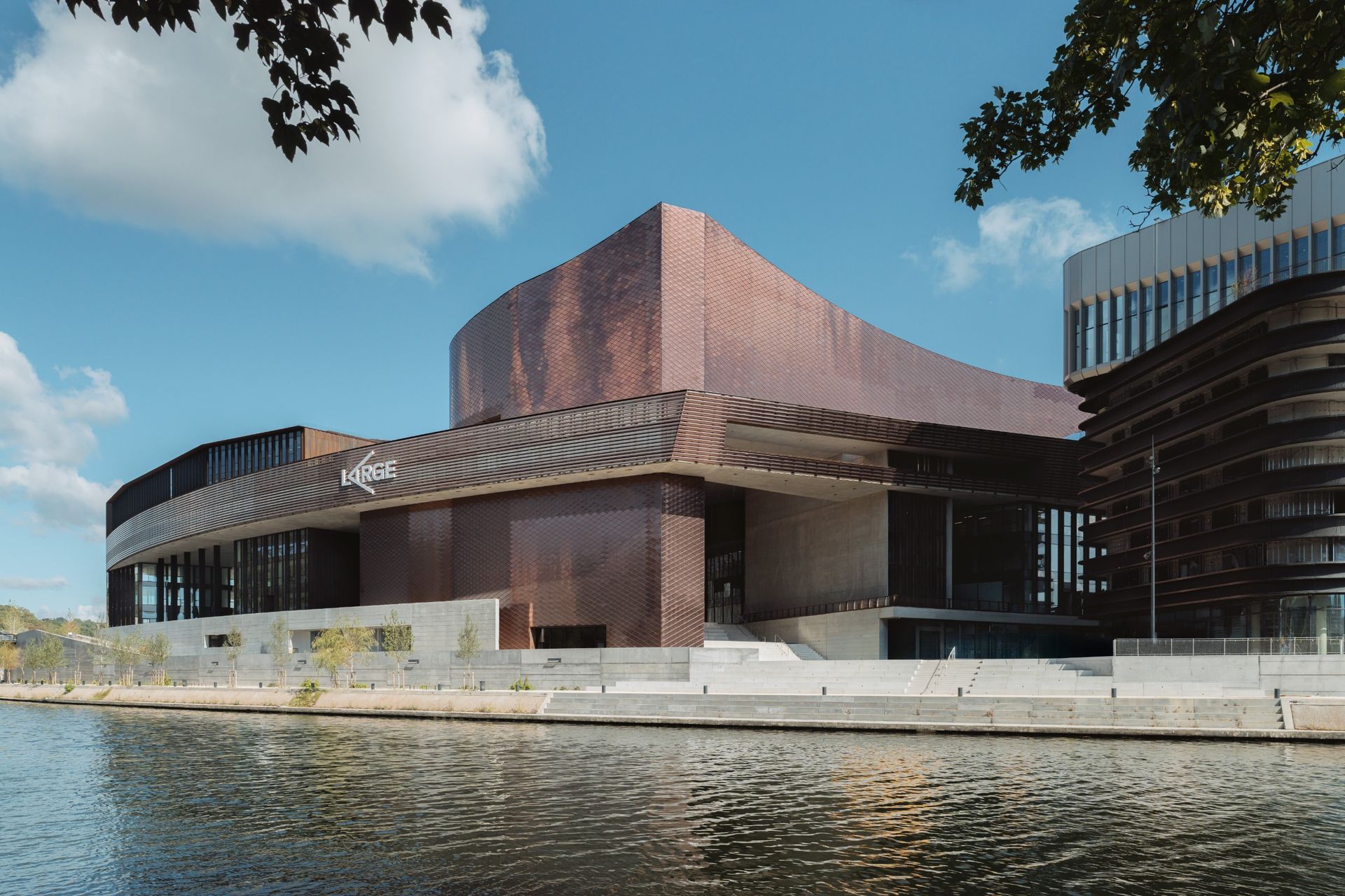 Île Seguin art centre (called Large)
