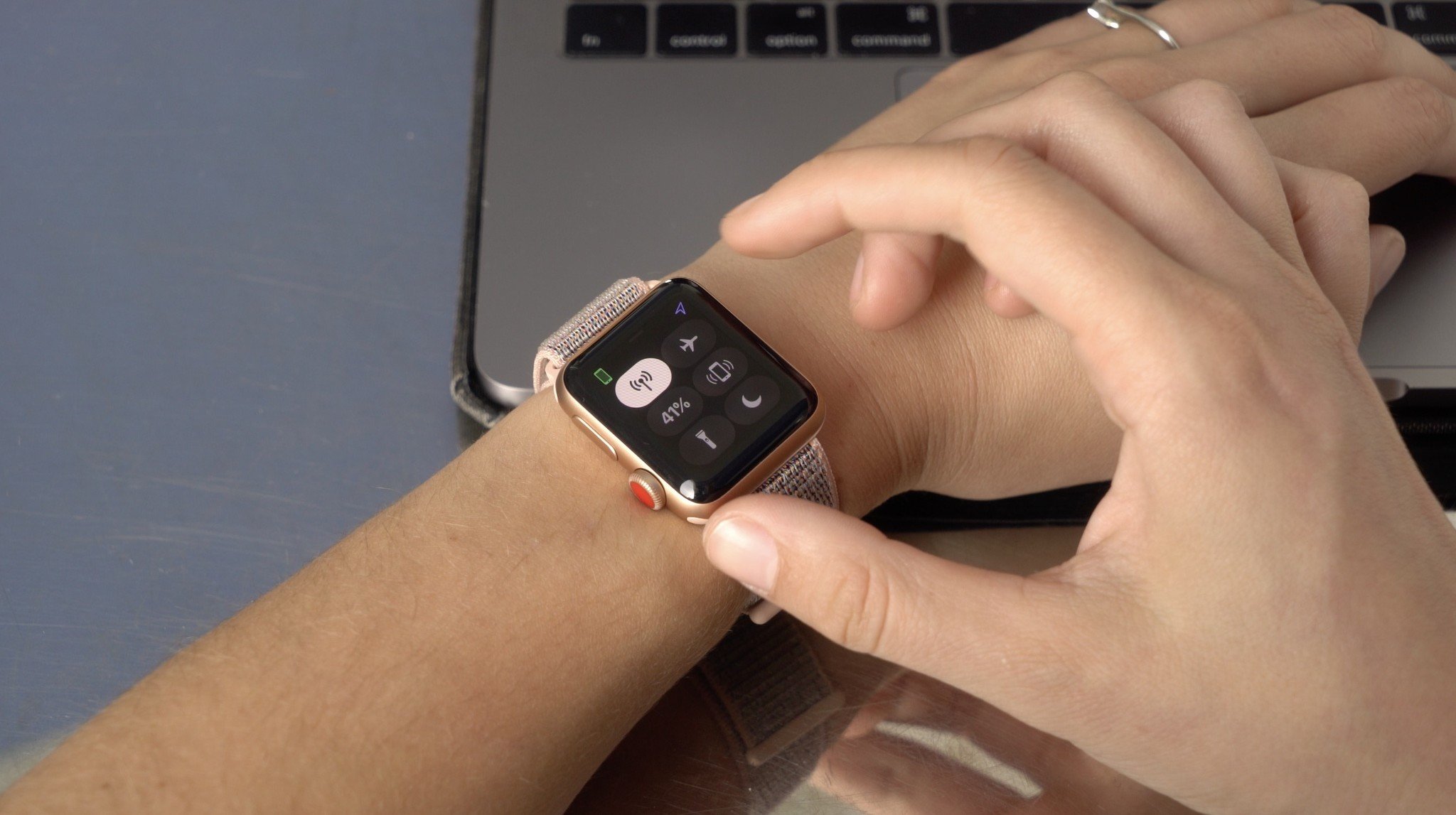 Apple watch фото на руке женской руке