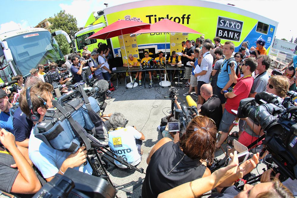 The crowd around Tinkoff-Saxo.