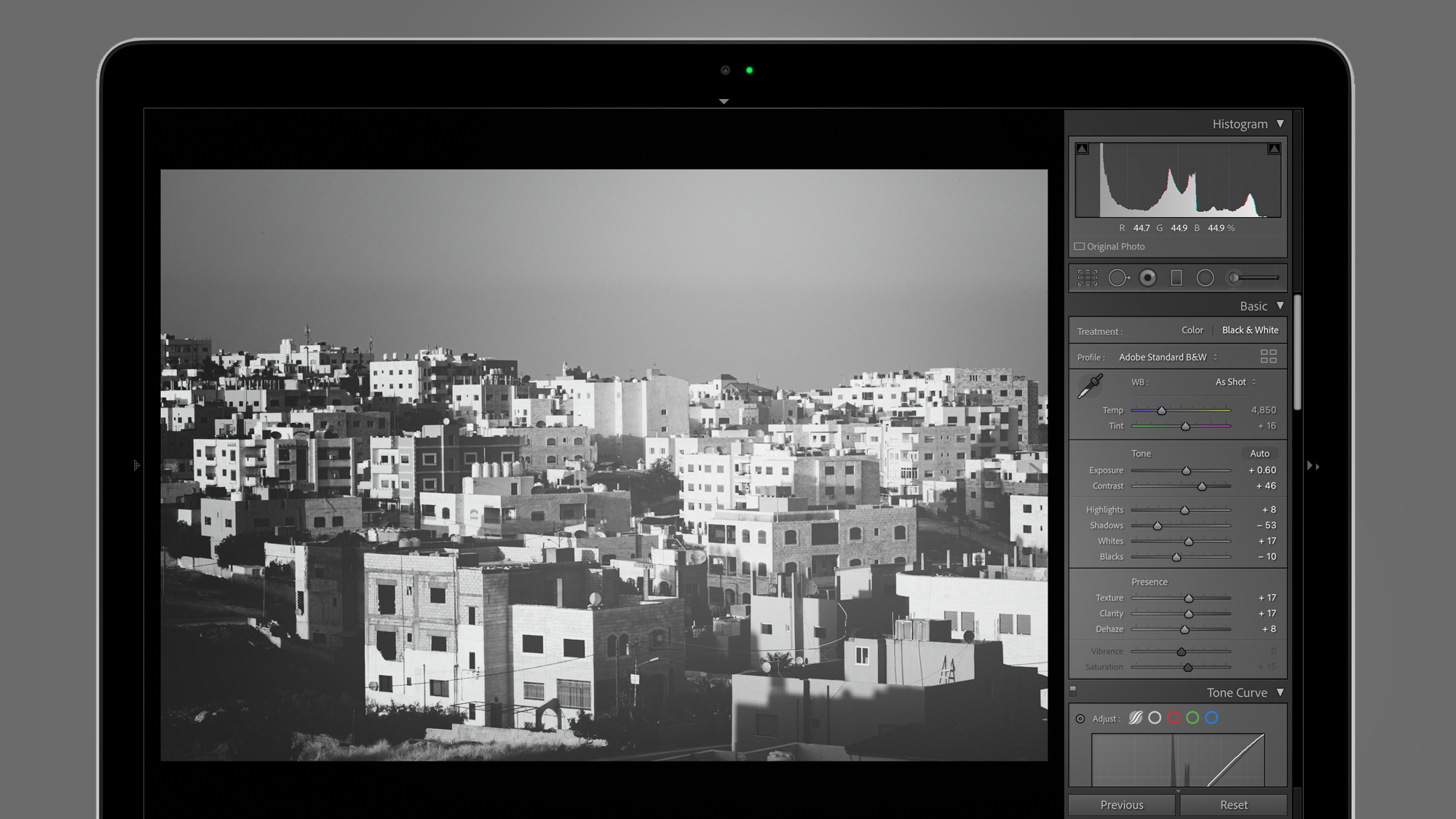 Cakrawala kota dalam preset Lightroom di layar MacBook