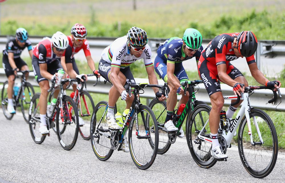 A dangerous breakaway makes its way toward the finish in Revel during stage 10