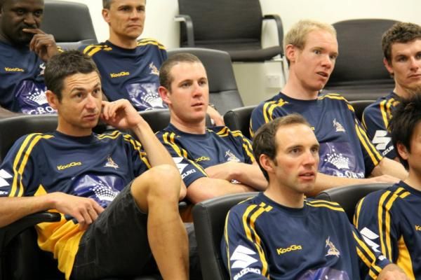 They're going to make us do what? GreenEdge get a rugby league run down before a shared training session