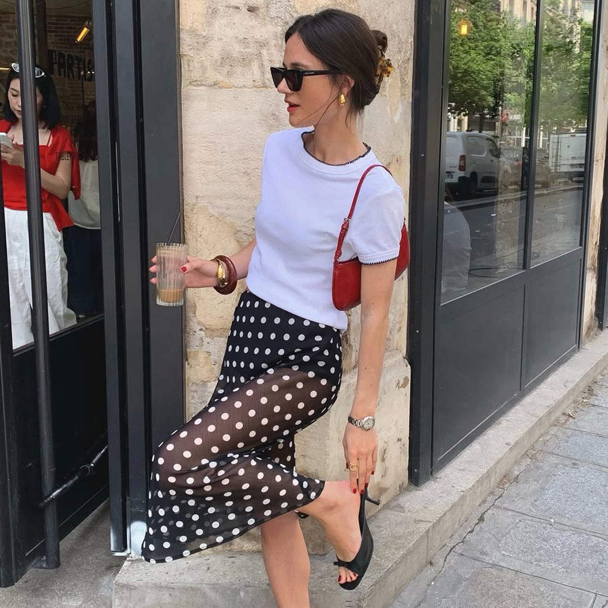 @leasy_inparis wears peep-toe mule heels with a polkadot skirt, white T-shirt and red bag