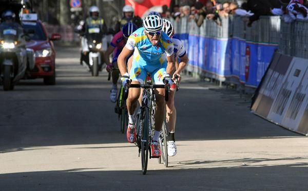 Roman Kreuziger (Astana) powers to the finish line for second place with race leader Chris Horner (RadioShack-Nissan) on his wheel.